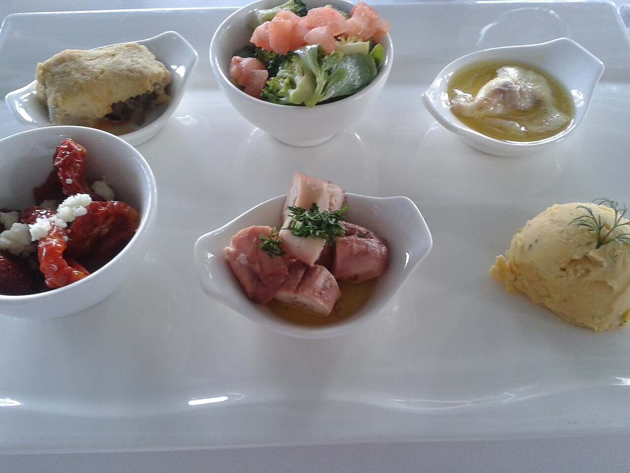 安卡拉餐桌上的土耳其 meze 小盘